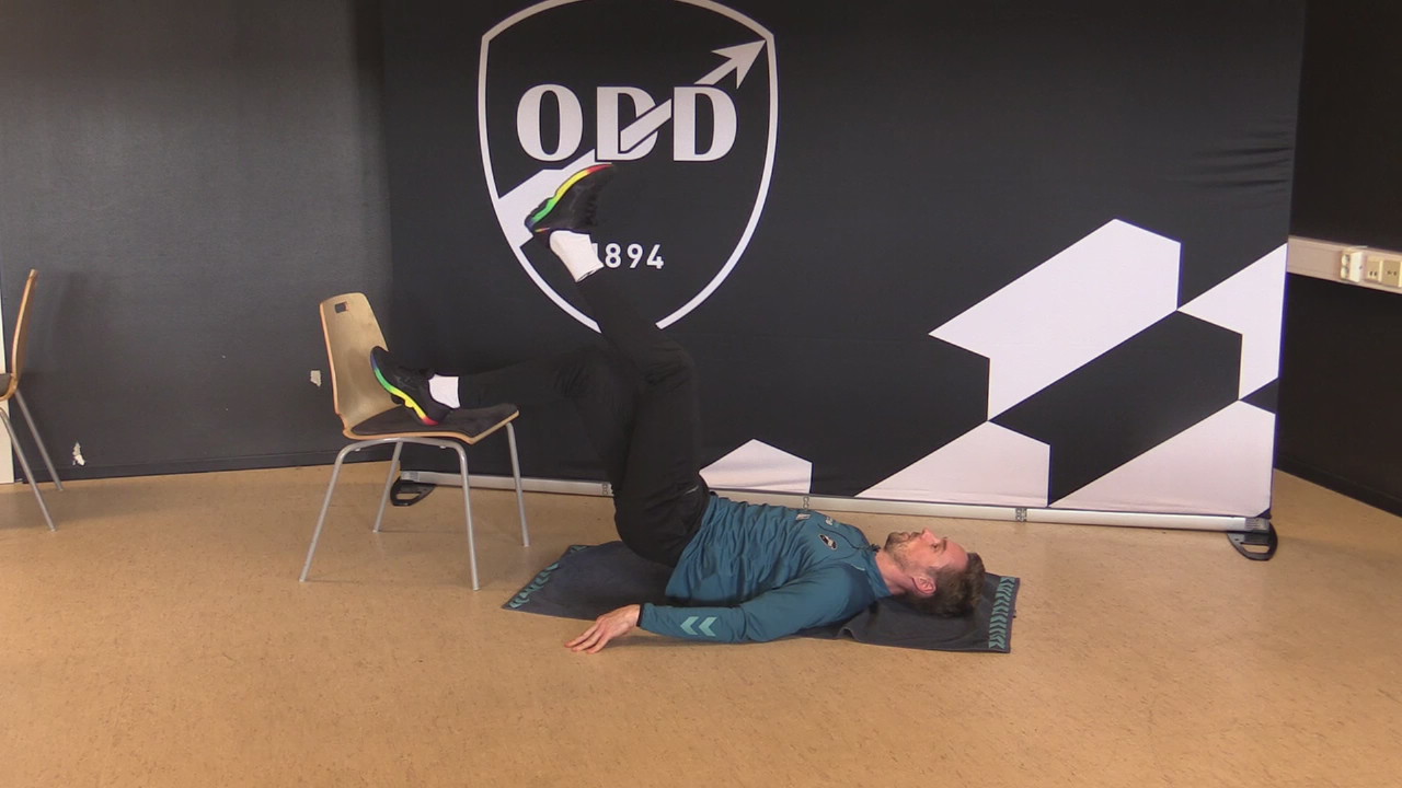 Glute brigde pa stol med ett ben med hopp Level 3.MP4